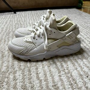 Nike Huaraches in White Size 9 (it’ll fit perfect if you’re a size 8)